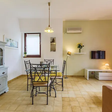 アパート 2 Bedroom Nice Apartment In Medulin *